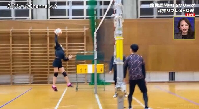 バレーをプレーするみりちゃむ