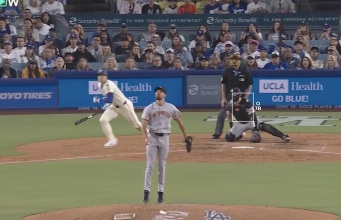 【写真・画像】何してんだよ…！ 大谷翔平、弾丸アーチで観客に“ハプニング”「おかしいだろ」177キロ爆速ライナー→“素手キャッチ”で取りに行く「無茶しやがって…」　1枚目