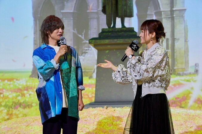 USJの『葬送のフリーレン』コラボを種崎敦美&岡本信彦が体験「涙が出そうに」「ヒンメルの像も花畑を出す魔法もきれいすぎて」 5枚目