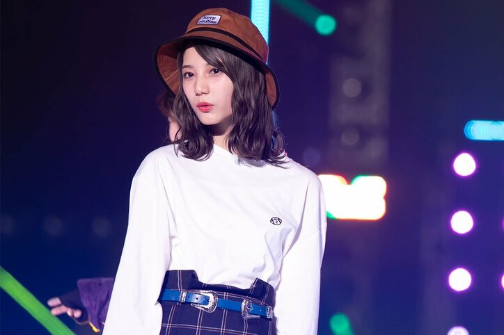 けやき坂46小坂菜緒、クール＆キュートな姿で『TGC』ランウェイ2度歩く