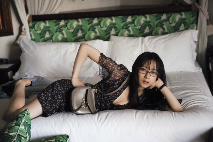 乃木坂46鈴木絢音、胸元が大きく開いたワンピースでベッドに横たわる先行カット