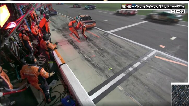 【写真・画像】大クラッシュの車が戻ってきて“正面衝突” 中継で流れた衝撃光景に放送席も「これは避けられませんね」と驚く　1枚目