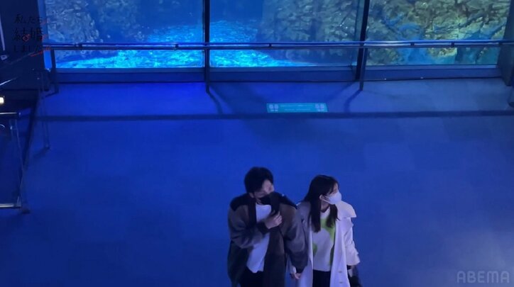 「手繋ぐ？」貴島明日香、夫・久保田悠来とラブラブ手繋ぎ水族館デート！ホッキョクグマ鑑賞に大はしゃぎ『私たち結婚しました4』第4話
