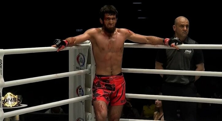 ヒゲの戦闘民族、無慈悲なヒジで“血祭り”KO　返り血を浴び絶叫する姿に「ガチでヤバい」の声