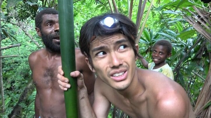 “裸の部族”に若者5人が1週間の密着取材、世界初の貴重映像も