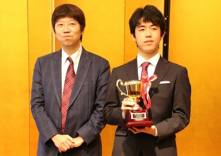 藤井聡太七段、新人王表彰式に出席「優勝で卒業できてうれしい」