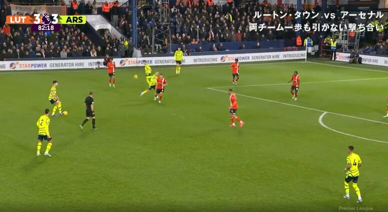 酷すぎる！プレミアリーグでファンが試合を妨害する迷惑行為　悪意丸出しでプレー中のピッチにボールを投げ込む決定的瞬間