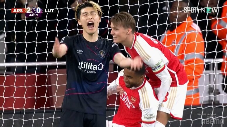 「背中から入られすぎ」橋岡大樹、痛恨のオウンゴール→不名誉なXトレンド入り…アーセナルFWに後ろから前に入られた一部始終「不運やな」「なんでこうも失点シーンに…」