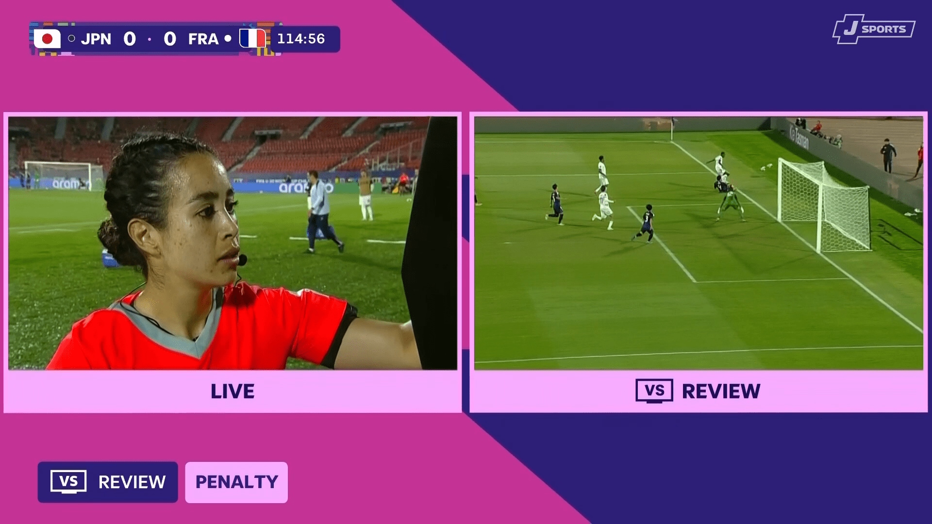 映像判定をするガルシア主審