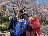 「カッコいい～ステキ」宮沢氷魚、花束を手に持っての藤原季節との2ショットにファン歓喜