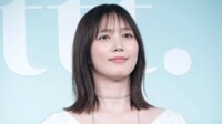 本田翼(31) 白で統一した“肩チラ見せコーデ”「まぶしくて透き通る」「2枚目はセクシー」 