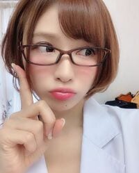 手島優、メガネ姿のオフショットにファン興奮「色っぽい！」「知的な感じでいいね」