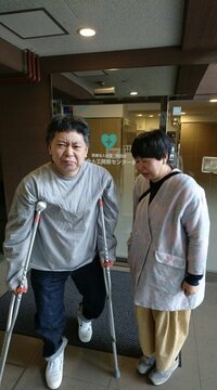 『田中圭24時間テレビ』放送前から前途多難！？　企画・演出担当の鈴木おさむ氏『両足同時肉離れ』で松葉づえ生活に