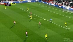 「やらかしすぎ」アーセナルGKの“珍スローイング”を冨安健洋がナイスフォローした瞬間！ボールを地面に叩きつけて「嘘だろ」「ええ…」など驚愕の声