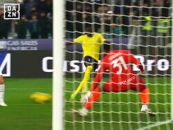 「手足が自由自在！」鈴木彩艶の“超反応セーブ”にファン驚愕！「無双だ」「左足が伸びた」「ポジショニングも完璧」実況も唸った瞬間