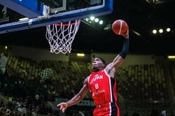 「狂ってるぜ」八村塁の“逆手スラムダンク”に世界衝撃！NBA＆クリッパーズ公式も反応で「マジでレブロン」「なんてパワーだ」