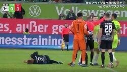 しつこいマークにブチギレ！「退場だろ」「審判何してんの？」あわや一触即発！怒りのパンチを見舞った瞬間　危険プレーも口頭注意だけで物議を醸す