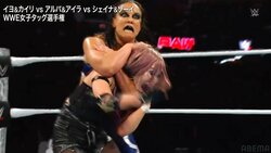 日本人女子レスラー、“怒りの裏拳”発動！ 髪を引っ張られ首絞め被害直後に“倍返し”