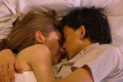 もち肌美女ダンサー、イケメンサッカー選手と出会ったその日に添い寝キス「めっちゃチューしてる！」驚きの声