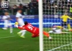 「和製ブッフォン」としてビッグクラブへ？ 鈴木彩艶、“爆速クロス”に超反応！「難しいボールをよく弾いた」「セーブ後も良い」ファン大興奮