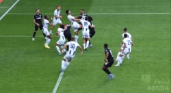 「なにすんや！」板倉滉への“危険すぎる突撃”にファン激怒…「もろファウル」「突撃派」巨漢から体当たりを食らって悶絶した瞬間