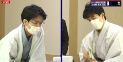 藤井聡太王位やや苦戦か 豊島九段がこのまま押し切るか 大熱戦の開幕局は挑戦者ペースで最終盤へ／将棋・王位戦七番勝負第1局