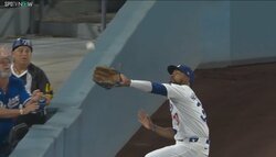 T・ヘルナンデスの美技を生んだファンの好判断に称賛→嬉しさ爆発のファンにはツッコミの声