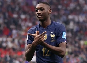 衝撃のファーストタッチ弾！日本から急遽カタールへ飛んだ仏FWが大仕事！「ナイス采配」「埼玉経由W杯決勝行き」【W杯準決勝】