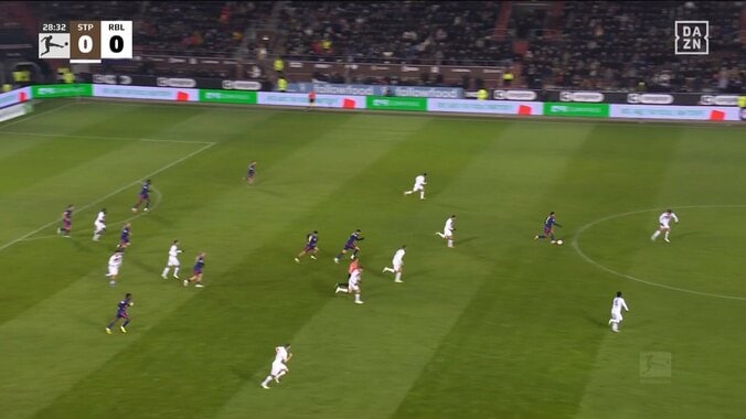 「野獣！」ブンデス初先発の日本代表DFが“格上”を完全シャットアウト「ヌサに完璧に対応してる」驚異の“2連続神ディフェンス”に現地ファン衝撃 3枚目