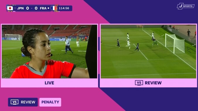 映像判定をするガルシア主審