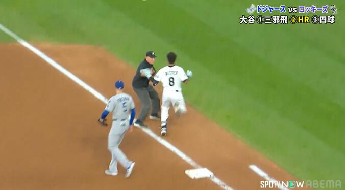 【写真・画像】審判が吹っ飛ばされた！ドジャース戦でまさかの光景…「タックルされた」「怪我すんなよw」珍事に心配の声が相次ぐ　1枚目