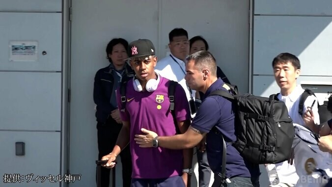 バルサ来日で大熱狂！ ヤマルは“スタッフ制止”の珍事？ ペドリやレヴァンドフスキらが“神対応”笑顔でファンサービス 2枚目