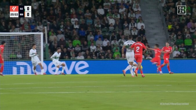 久保建英、ジャンピングボレーでゴール急襲！「落ち際叩くうまいボレー」「素晴らしい」“ショーバン”にジャストミートさせる絶妙シュートの瞬間 4枚目