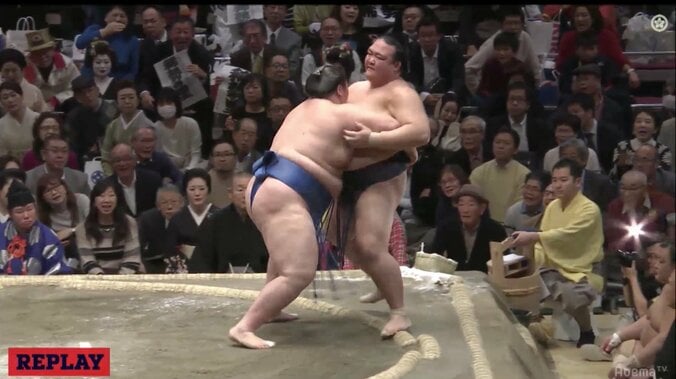 稀勢の里、三日目で早くも2敗目　逸ノ城に防戦一方 1枚目