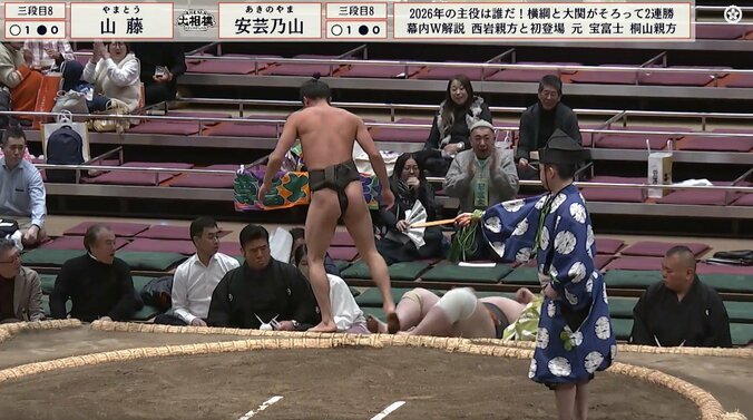 土俵の外へ吹っ飛んだ