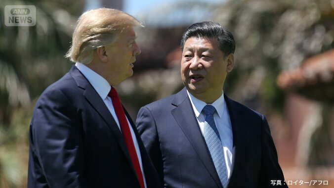 2017年4月7日、米フロリダ州パームビーチにある別荘「マール・ア・ラーゴ」にて、二国間会談を終え、建物の正面テラスを歩きながら談笑するドナルド・トランプ米大統領と中国の習近平国家主席。