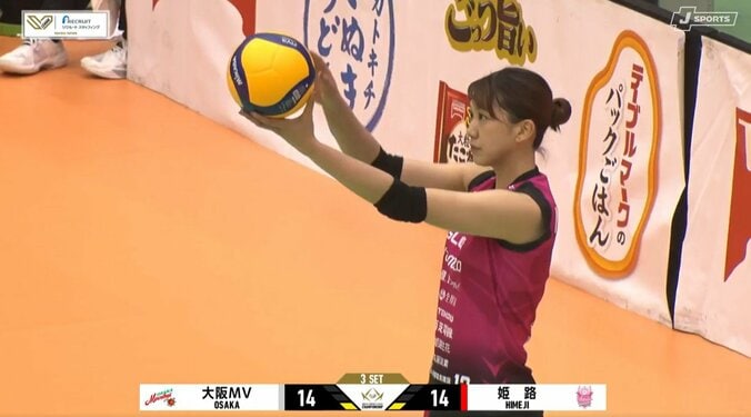 歓喜の美女選手、真顔から突如見せた“変顔” 女子バレー、サービスエースでコート上にほっこり“珍”光景 2枚目