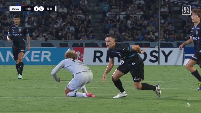 「モロに退場案件」川崎Fの新助っ人、Jデビュー戦で一発退場！危険タックルがVARでイエロー→レッドカードに変わりスタジアム騒然「ガッツリ足裏見せてるもんな」 4枚目
