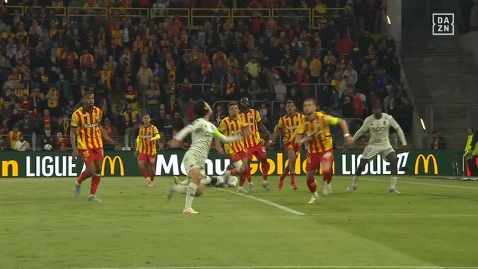 「腰の捻りがえぐい」「美しすぎる」南野拓実の圧巻ダイレクトボレーシュートをフランス人解説者も称賛「完璧なボディバランス」 3枚目