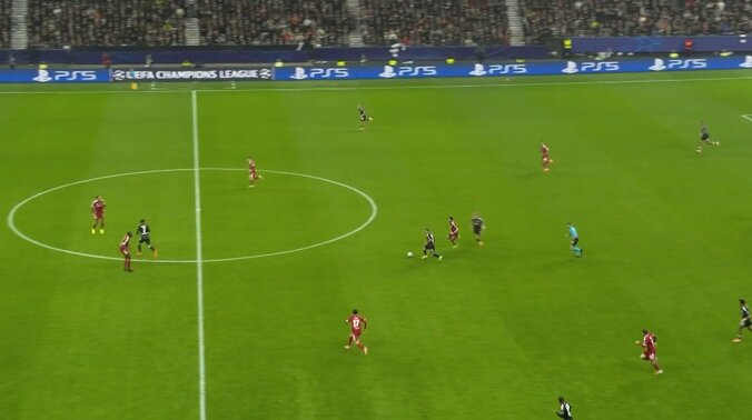 堂安律、フリーランニングでリヴァプールの守備を翻弄「100点やろこの攻撃」「堂安のおかげだな」先制ゴールを演出した秀逸プレーの一部始終 4枚目