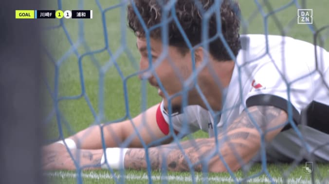 「何やってんだよ…」浦和DFの“痛恨オウンゴール”に悲鳴「滑る必要ある？」「100%は責めれねぇ」直後には負傷交代 5枚目