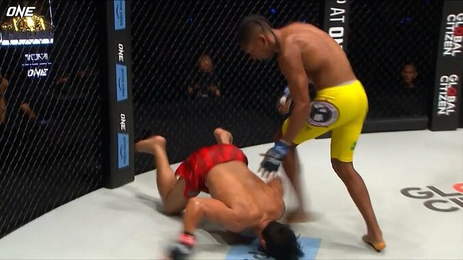 被弾の反動で顔面から“前のめり” 戦慄KO、レフェリーのストップに「選手生命を考えたら妥当」擁護の声 1枚目