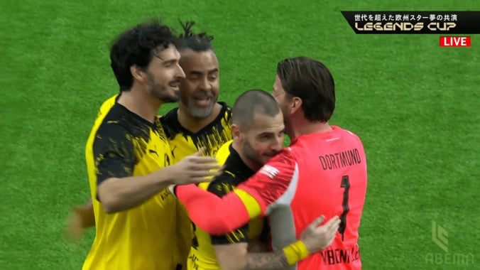 フンメルスやヴァイデンフェラーに祝福されるペトリッチ