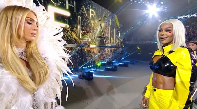 同じくド派手衣装で登場のシャーロット・フレア（写真左）