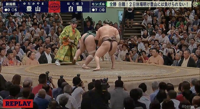 白鵬、“張り差し”からの速攻＆上手投げで「横綱通算800勝」を達成、全勝もキープ！ 2枚目