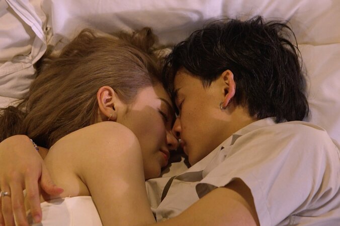 【写真・画像】もち肌美女ダンサー、イケメンサッカー選手と出会ったその日に添い寝キス「めっちゃチューしてる！」驚きの声　1枚目