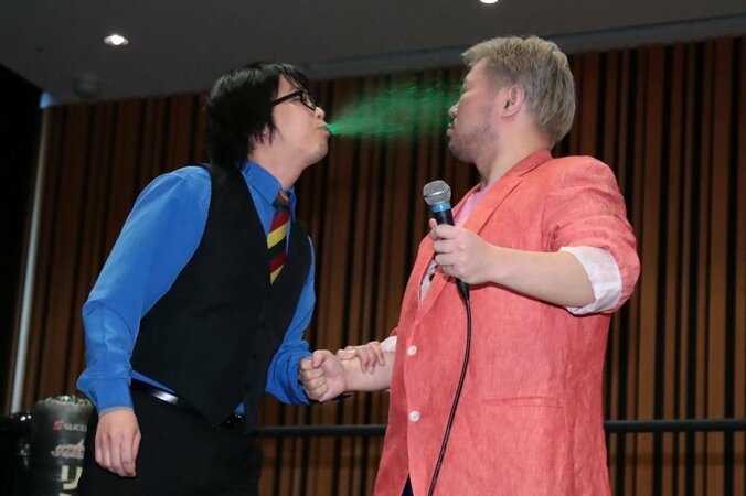 男色ディーノ、メンタル崩壊の危機  連日連夜のムタ“呪いの毒霧”で大ダメージ 1枚目