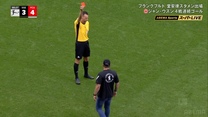 「態度わる…」激昂監督が“大暴れ”でレッドカード！「もうめちゃくちゃw」堂安律もびっくり？まさかの暴挙にファン騒然 5枚目