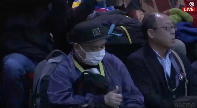 大相撲中継で“人気お笑い芸人”が「見つかってしまった」 横綱土俵入りで拍手する姿に「めっちゃ抜かれてる」話題 4枚目