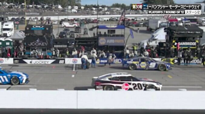 「なにやってんだ」給油缶が抜けない！クルーを“引きずったまま”急発進する衝撃光景に「ガスマン痛そう」「危ないな！」 2枚目